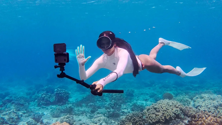 Image of a diver using an Insta360 Ace Pro 2 to capture footage underwater using Gesture Control. 